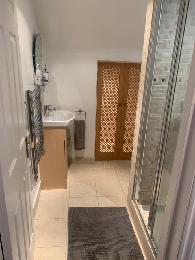 Cozy 1 Bedroom Basement Flat Londra Dış mekan fotoğraf