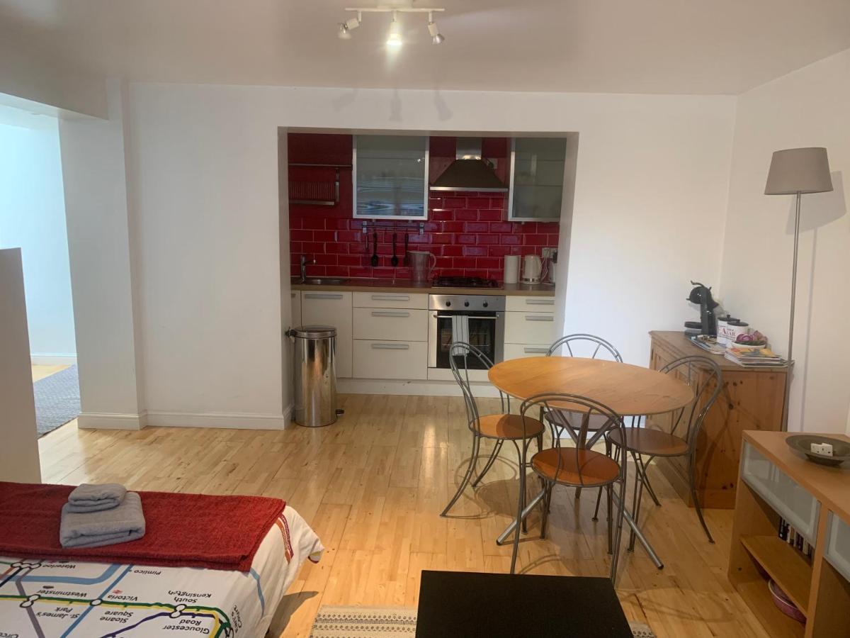 Cozy 1 Bedroom Basement Flat Londra Dış mekan fotoğraf