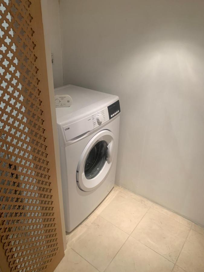 Cozy 1 Bedroom Basement Flat Londra Dış mekan fotoğraf