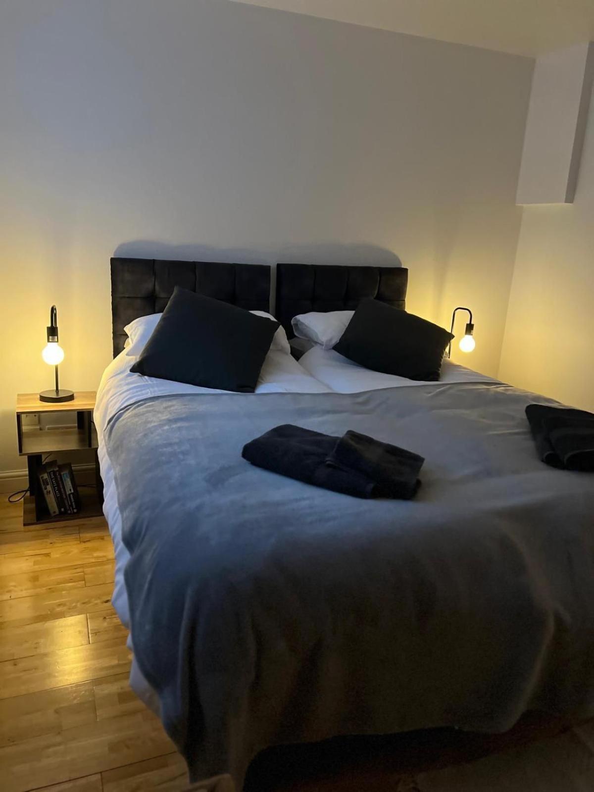 Cozy 1 Bedroom Basement Flat Londra Dış mekan fotoğraf